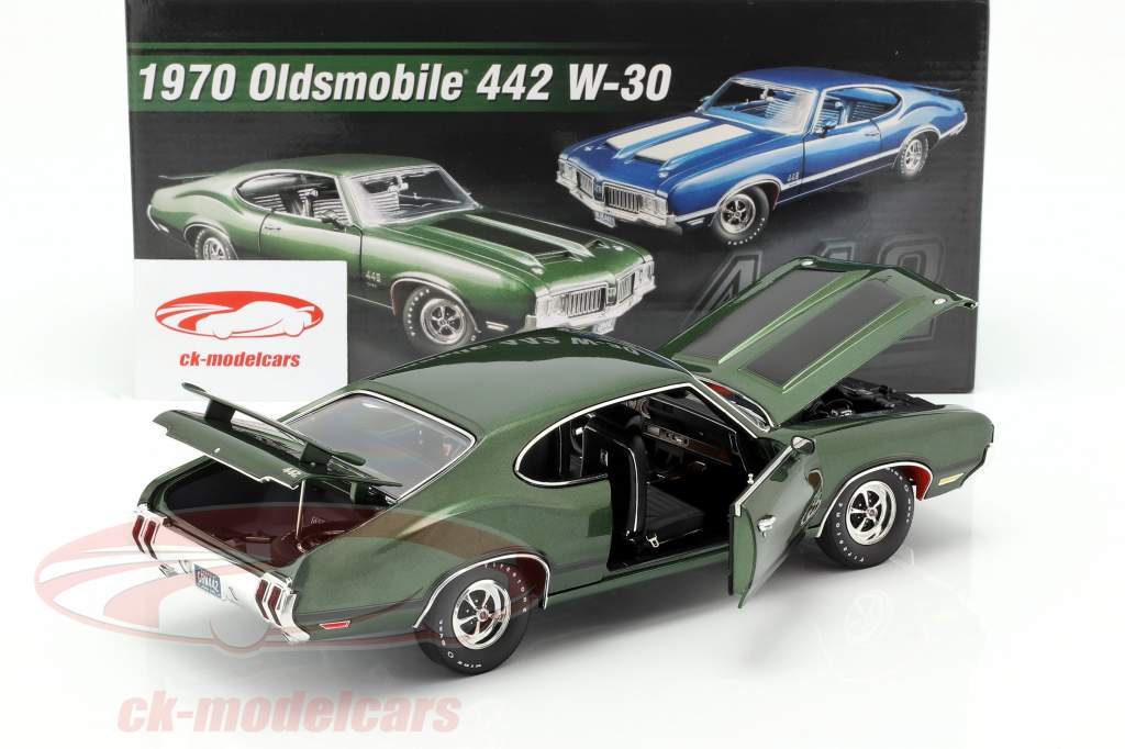 Oldsmobile 442 W-30 year 1970 green / black 1:18 GMP