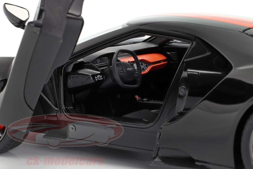 Ford GT 建造年份 2017 黑 / 橙 1:18 AUTOart