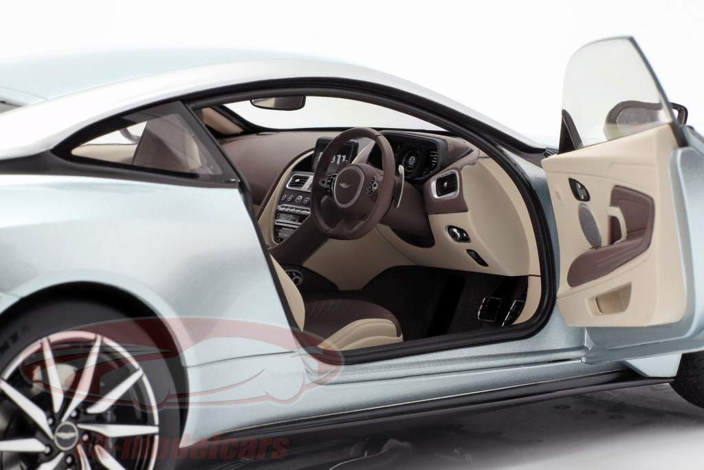 Aston Martin DB11 ano de construção 2017 Skyfall prata 1:18 AUTOart