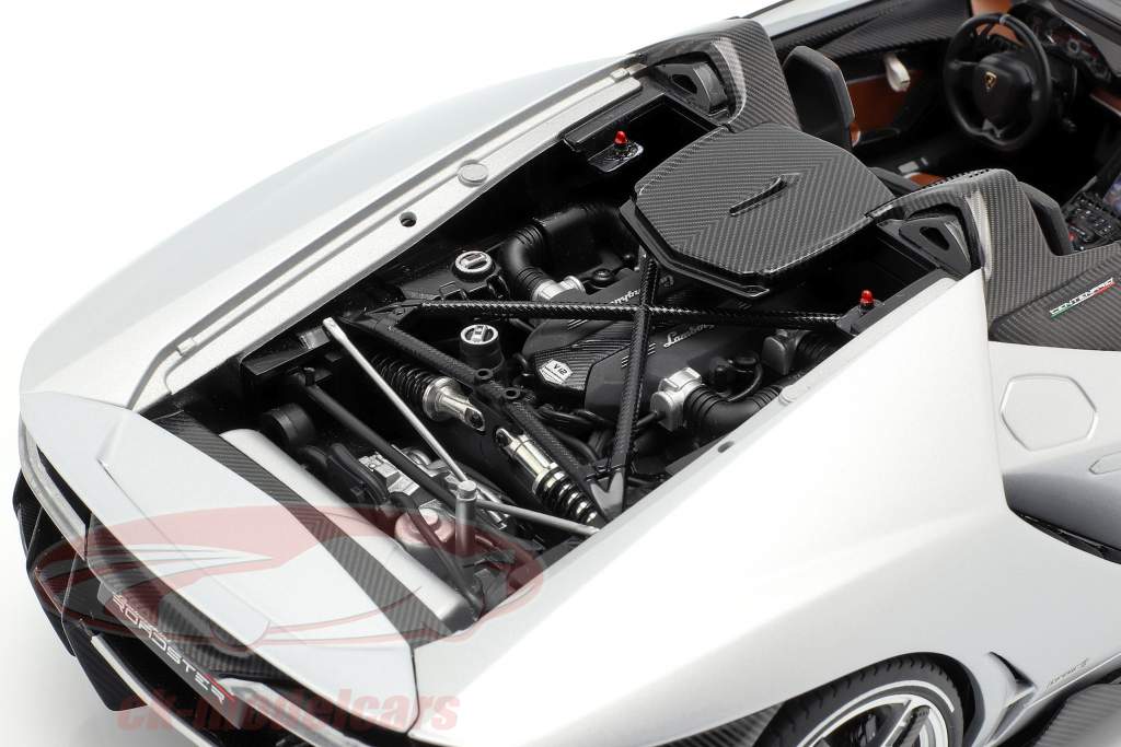 Lamborghini Centenario Roadster Baujahr 2016 silber 1:18 AUTOart