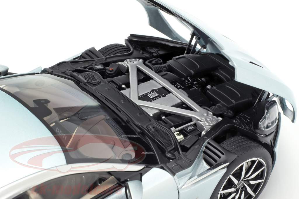 Aston Martin DB11 Год постройки 2017 Skyfall серебро 1:18 AUTOart