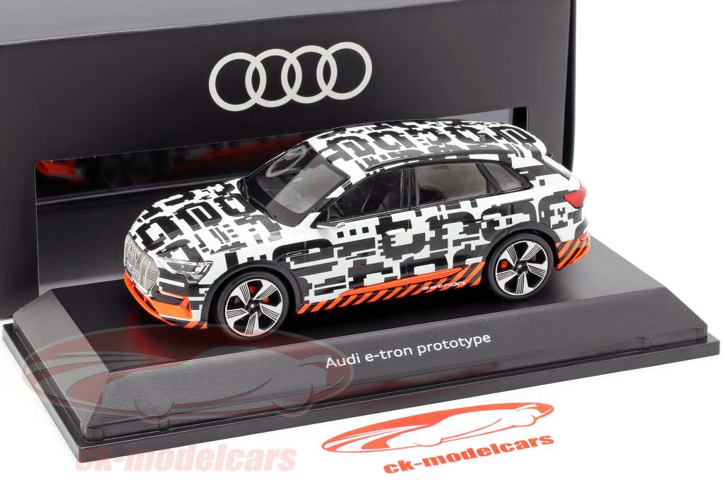 Audi e-tron プロトタイプ 白 / 黒 1:43 Spark