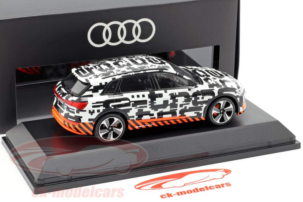 Audi e-tron プロトタイプ 白 / 黒 1:43 Spark