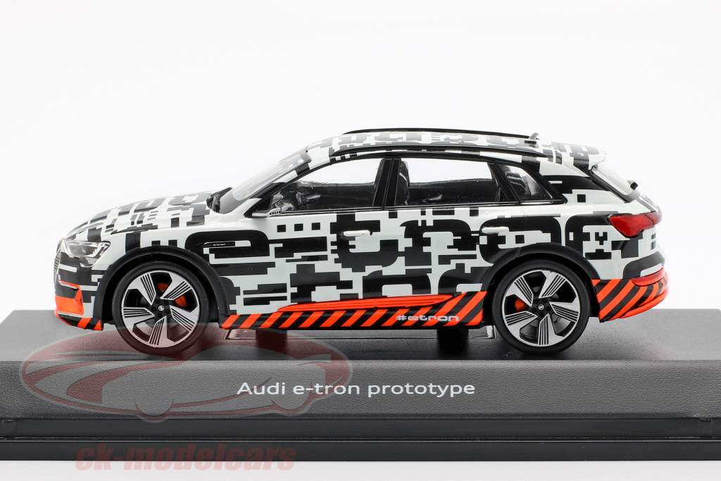 Audi e-tron プロトタイプ 白 / 黒 1:43 Spark