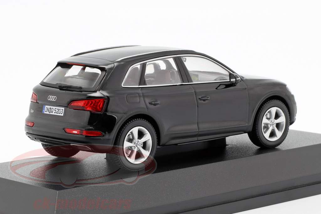 Audi Q5 建設年 2017 神話ブラック 1:43 iScale