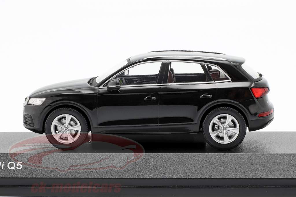 Audi Q5 建設年 2017 神話ブラック 1:43 iScale