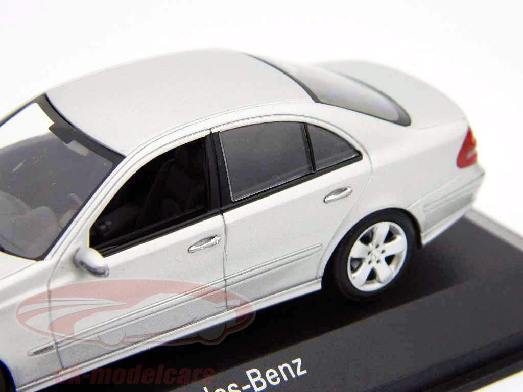 Mercedes-Benz E-class argent / argent Minichamps 1:43
