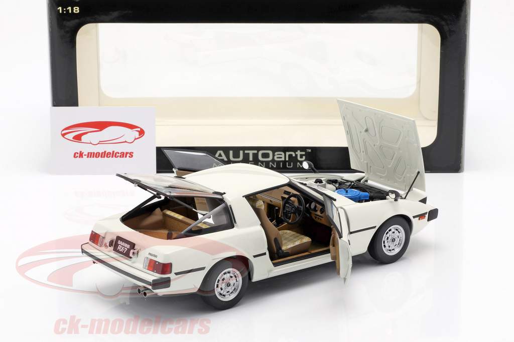 マツダサバンナRX-7（SA）1978ホワイト1時18オートアート