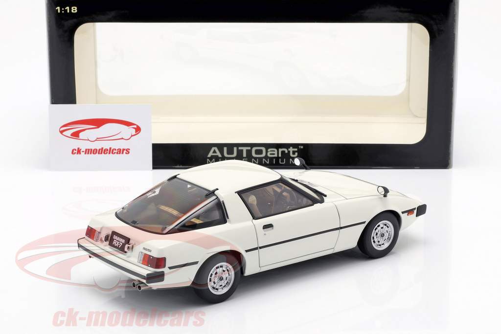 マツダサバンナRX-7（SA）1978ホワイト1時18オートアート