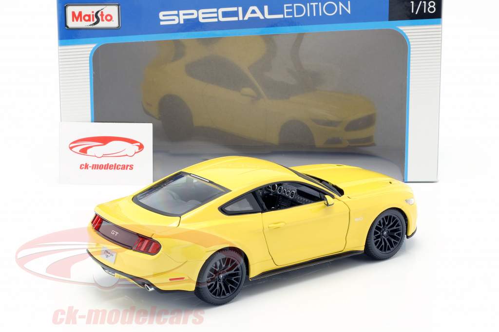 Ford Mustang год 2015 желтый 1:18 Maisto
