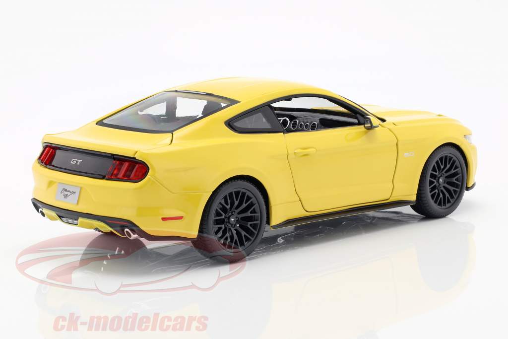Ford Mustang год 2015 желтый 1:18 Maisto