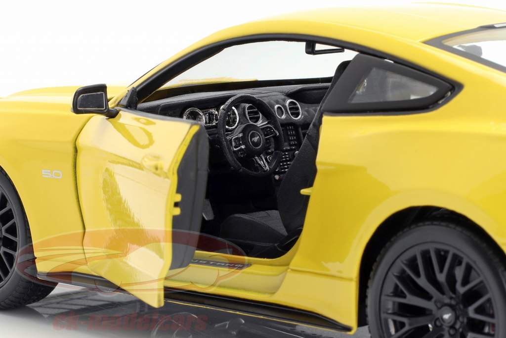 Ford Mustang год 2015 желтый 1:18 Maisto