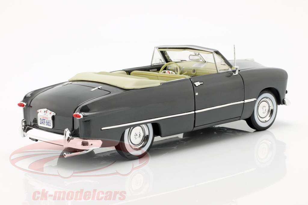 Ford 敞篷车 一年 1949 暗 灰 1:18 Maisto