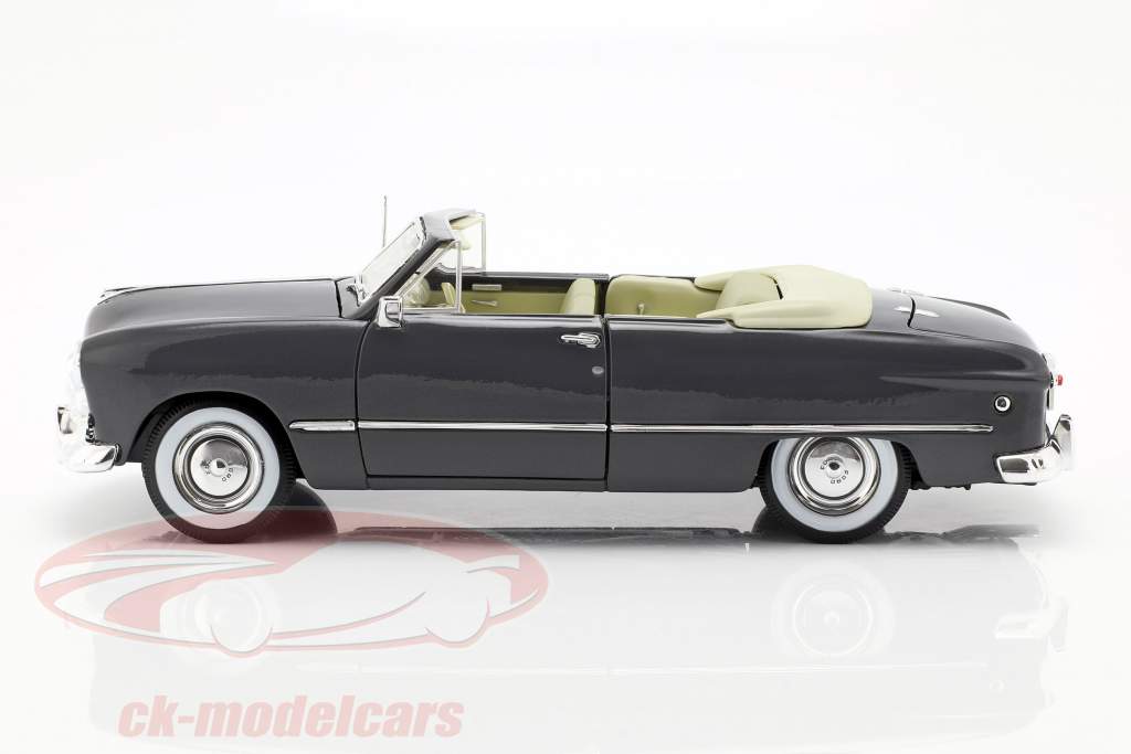 Ford 敞篷车 一年 1949 暗 灰 1:18 Maisto
