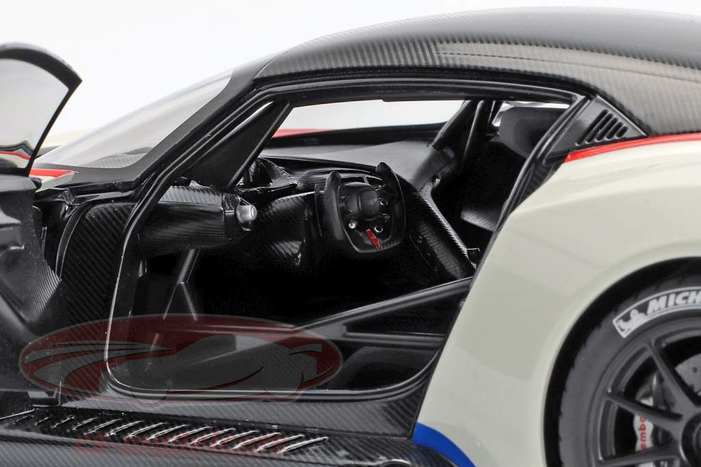 Aston Martin Vulcan year 2015 stratus white 1:18 AUTOart