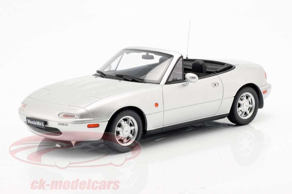 Mazda MX-5 year 1990 Silverstone silver 1:18 OttOmobile