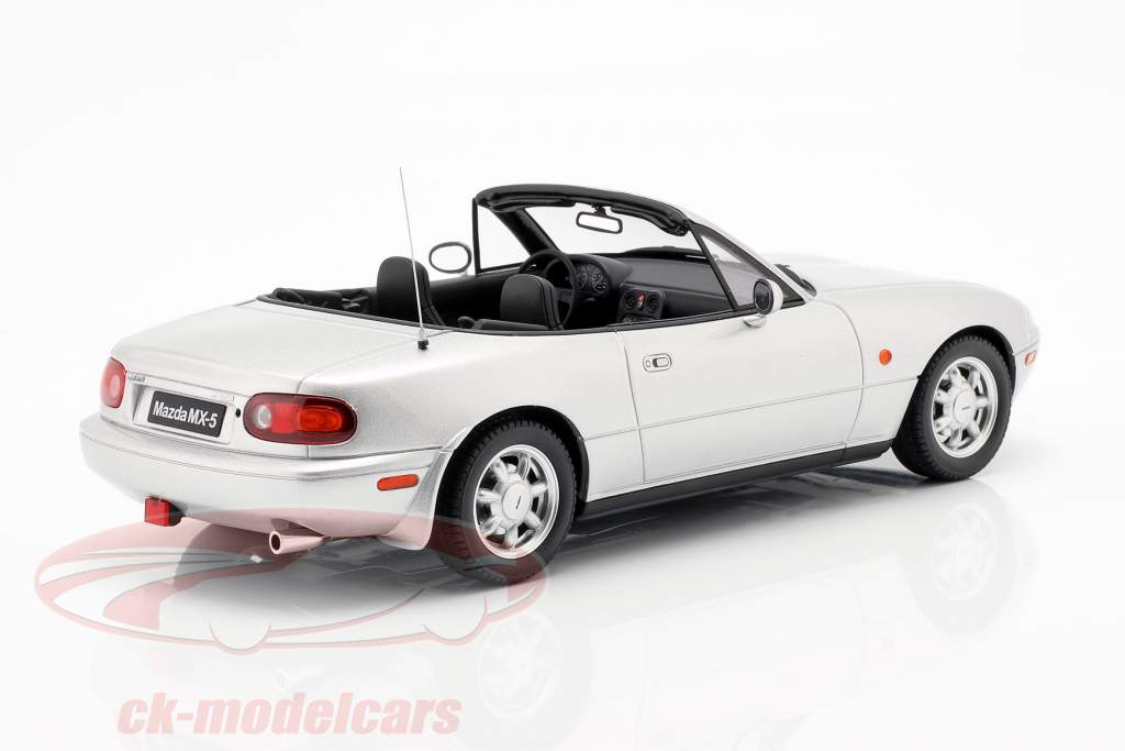 Mazda MX-5 year 1990 Silverstone silver 1:18 OttOmobile