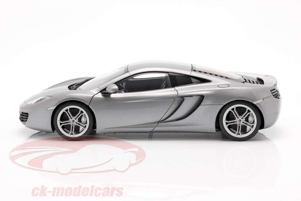 McLaren MP4-12C Anno 2011 argento 1:18 AUTOart