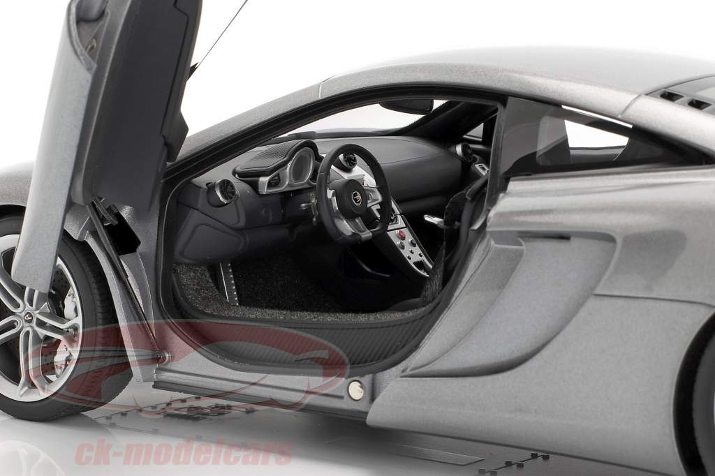 McLaren MP4-12C Anno 2011 argento 1:18 AUTOart