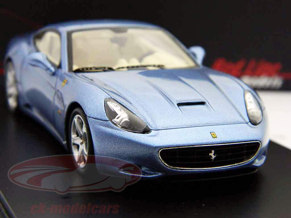 フェラーリカリフォルニアは、バージョンブルーメタリック1時43スパークを閉じた