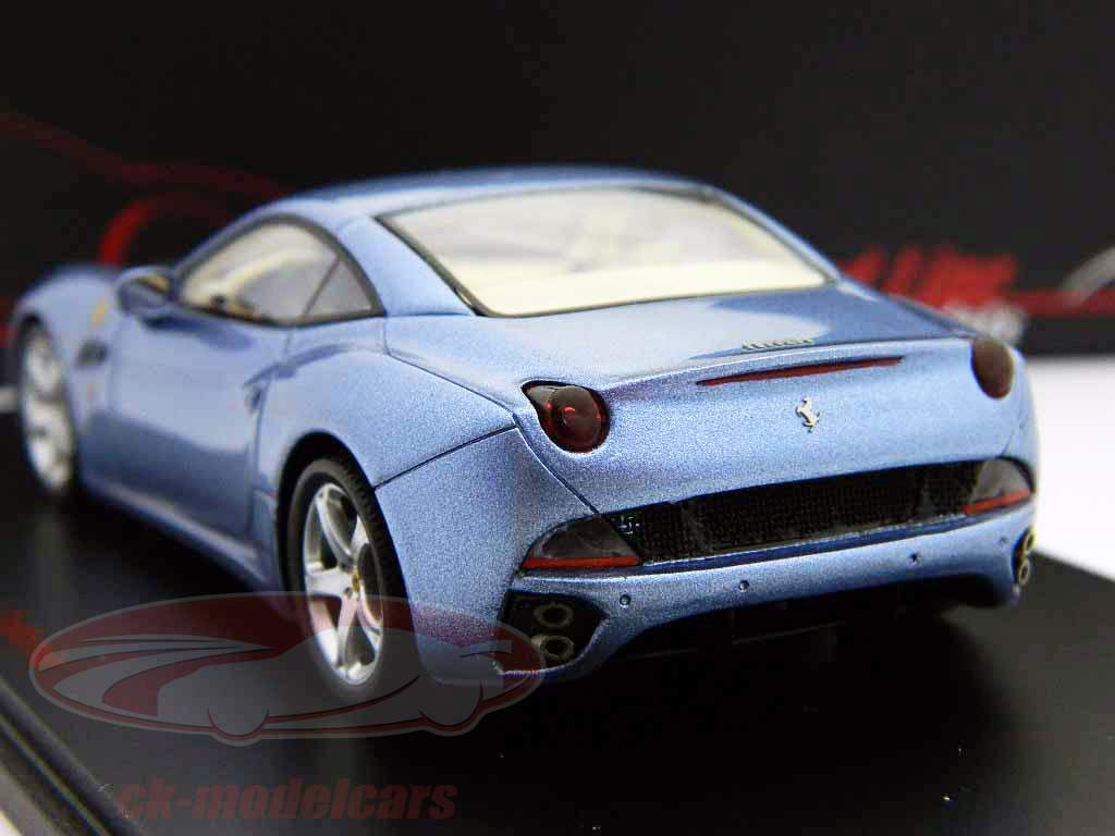 フェラーリカリフォルニアは、バージョンブルーメタリック1時43スパークを閉じた