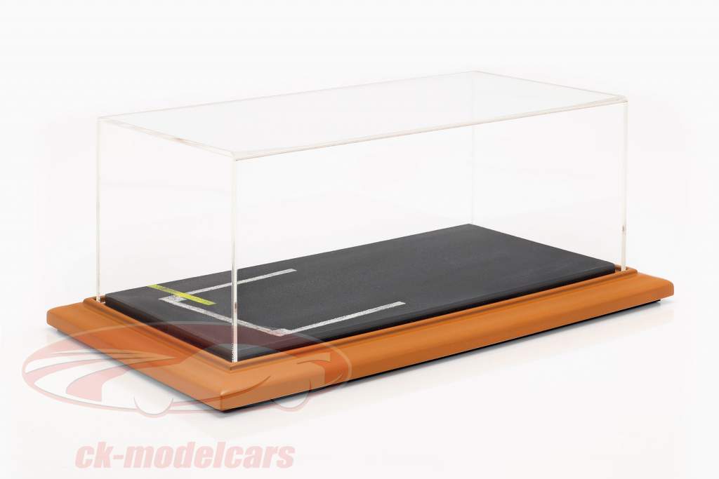 Hochwertige Acryl Vitrine mit Diorama-Bodenplatte Startaufstellung 1:18 Atlantic
