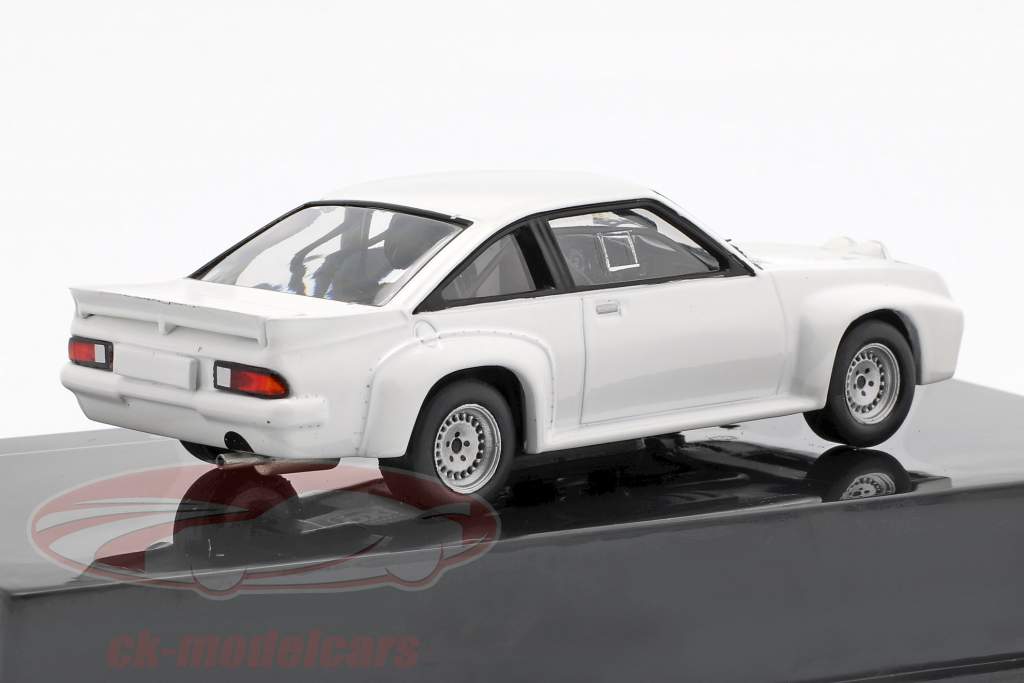 Opel Manta 400 Plain Body Version Bouwjaar 1986 wit 1:43 Ixo