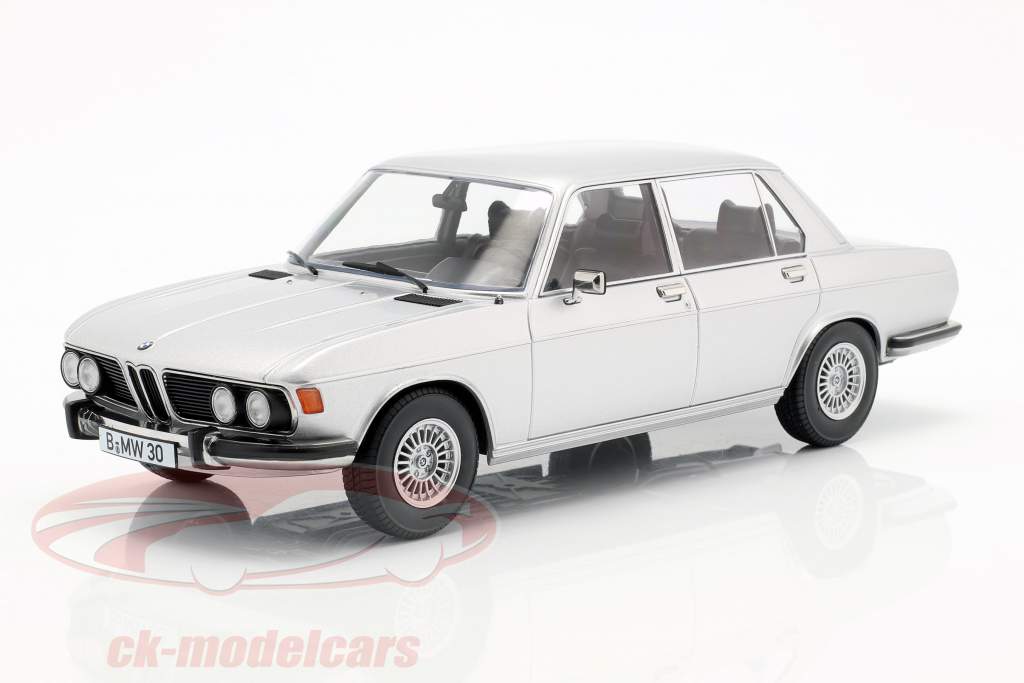 BMW 3.0S E3 serie 2 Opførselsår 1971 sølv 1:18 KK-Scale