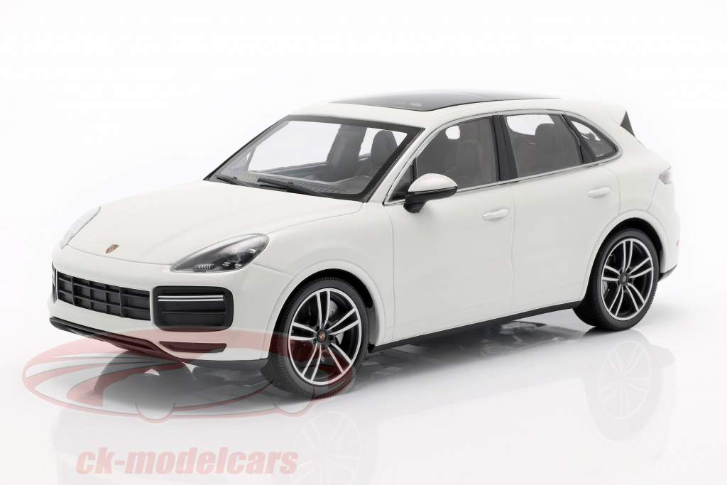 Porsche Cayenne Turbo S Opførselsår 2017 hvid 1:18 Minichamps