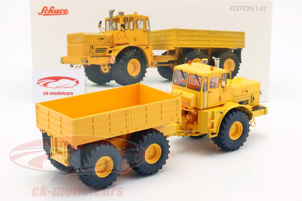 Kirovets K-700 tractor amarillo 1:32 Schuco