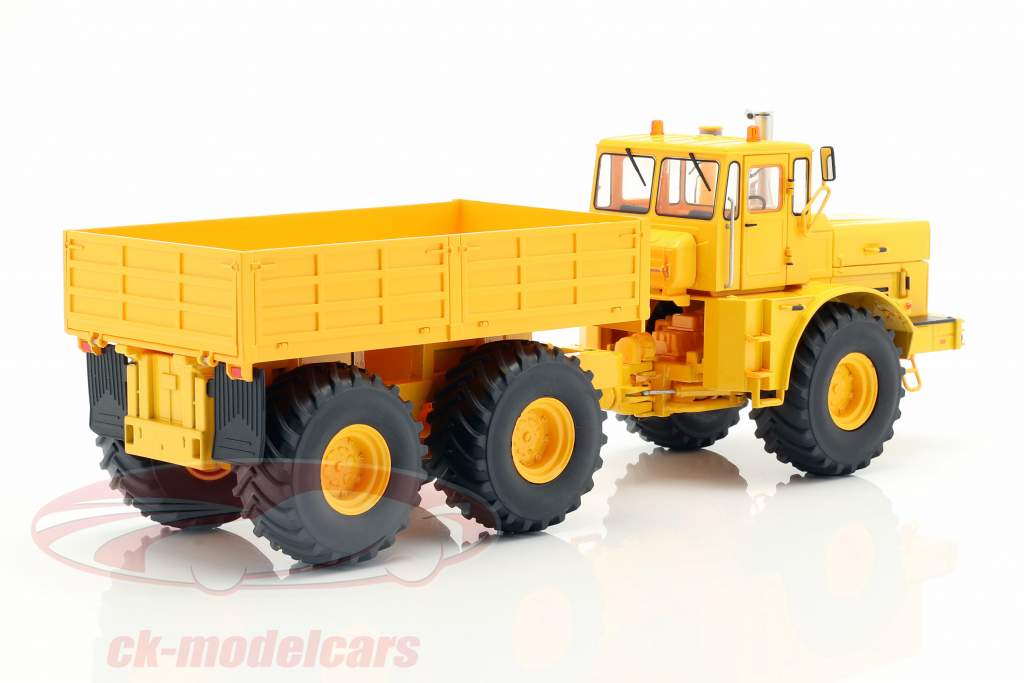 Kirovets K-700 tractor amarillo 1:32 Schuco