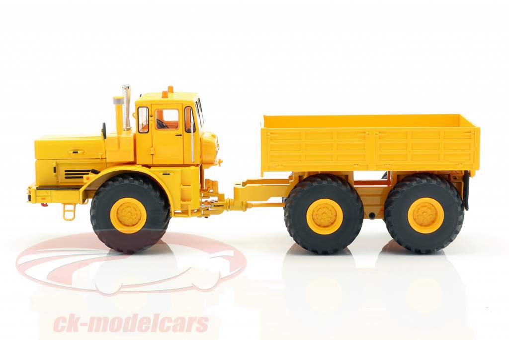 Kirovets K-700 tractor yellow 1:32 Schuco