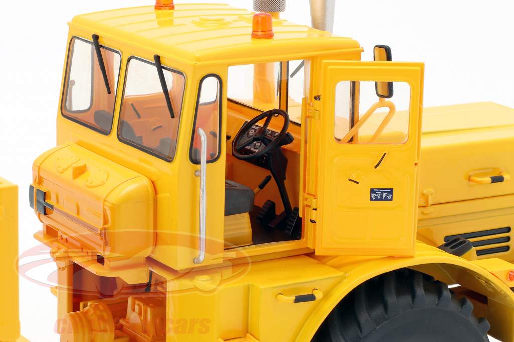 Kirovets K-700 tractor amarillo 1:32 Schuco
