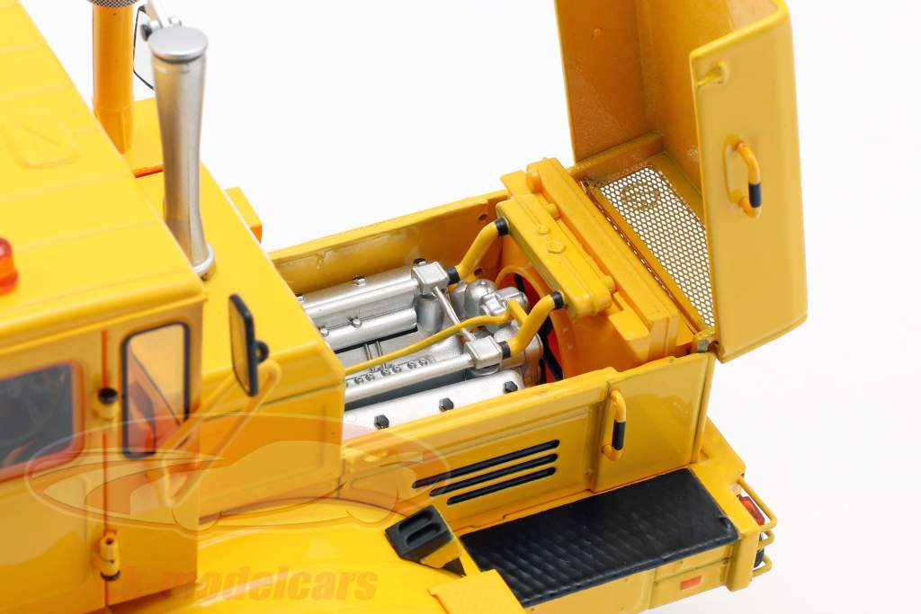 Kirovets K-700 tractor amarillo 1:32 Schuco