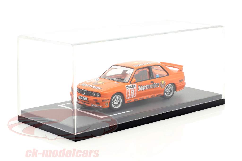 Escaparate Con Área de la cuadrícula por Modelos de autos en el escala 1:43 BBR