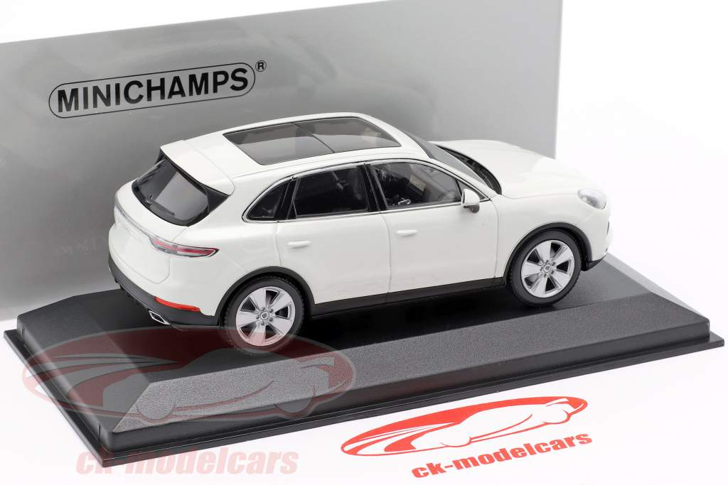 Porsche Cayenne year 2017 white 1:43 Minichamps