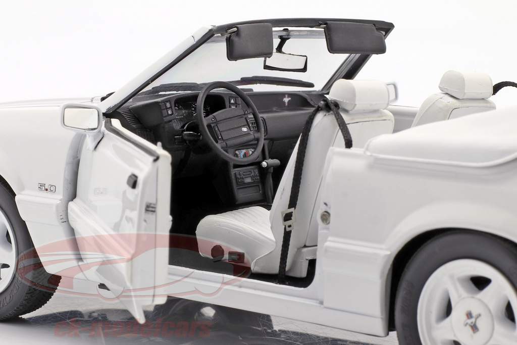 Ford Mustang LX конвертируемый Год постройки 1993 белый 1:18 GMP