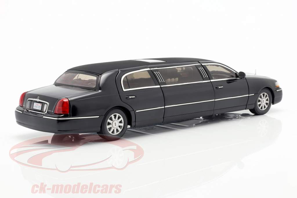 Lincoln Town Car Limousine année de construction 2003 noir 1:18 SunStar