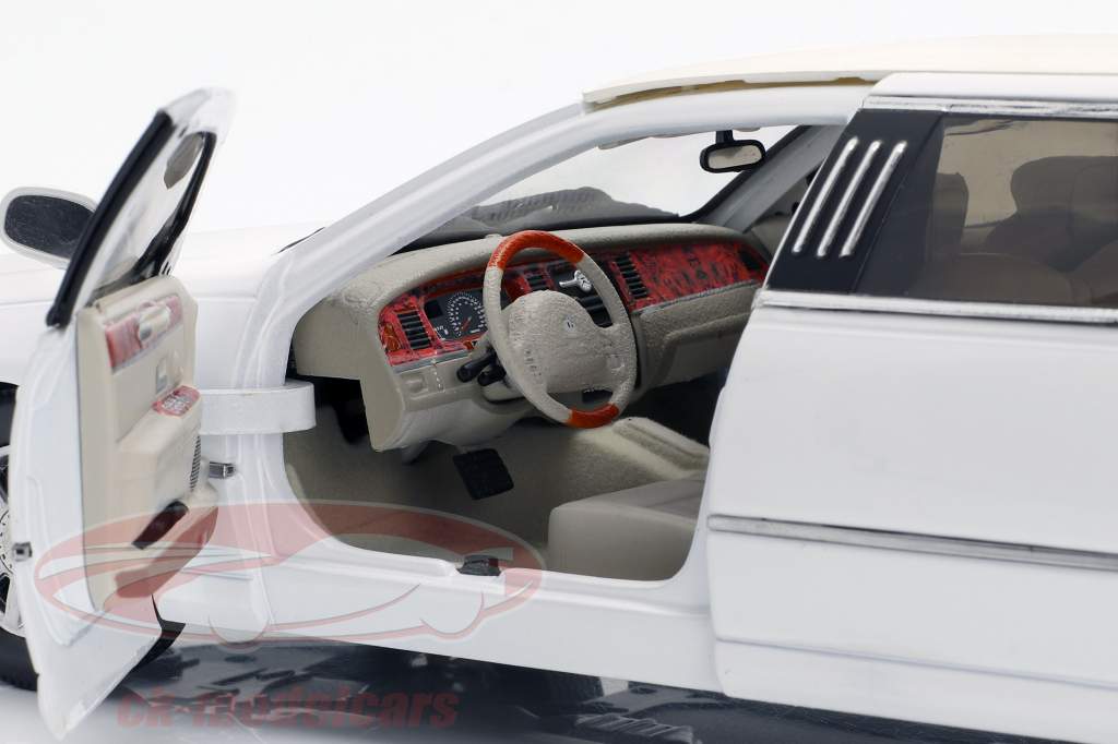 Lincoln Town Car Limousine year 2003 white 1:18 SunStar