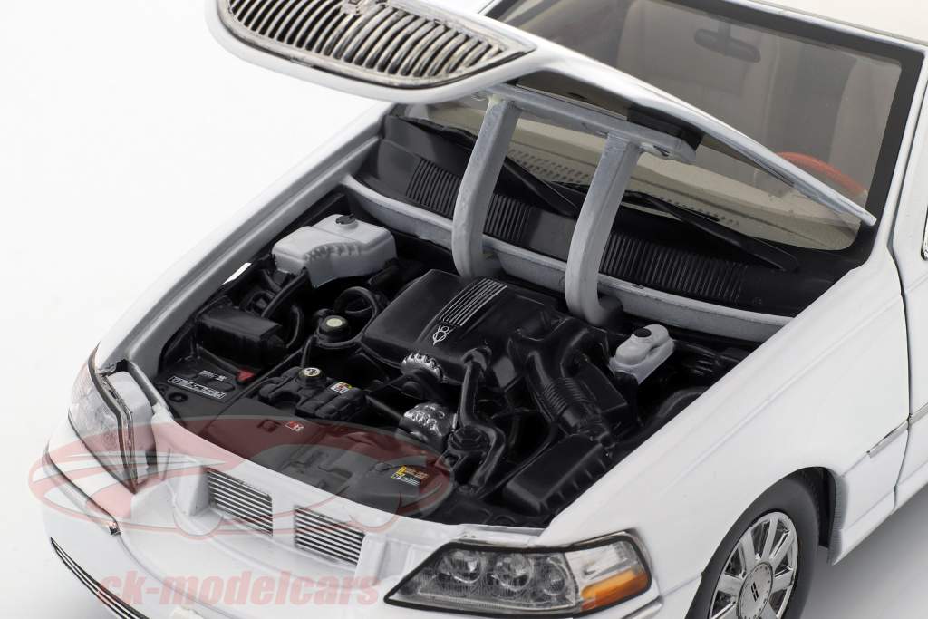 Lincoln Town Car Limousine year 2003 white 1:18 SunStar
