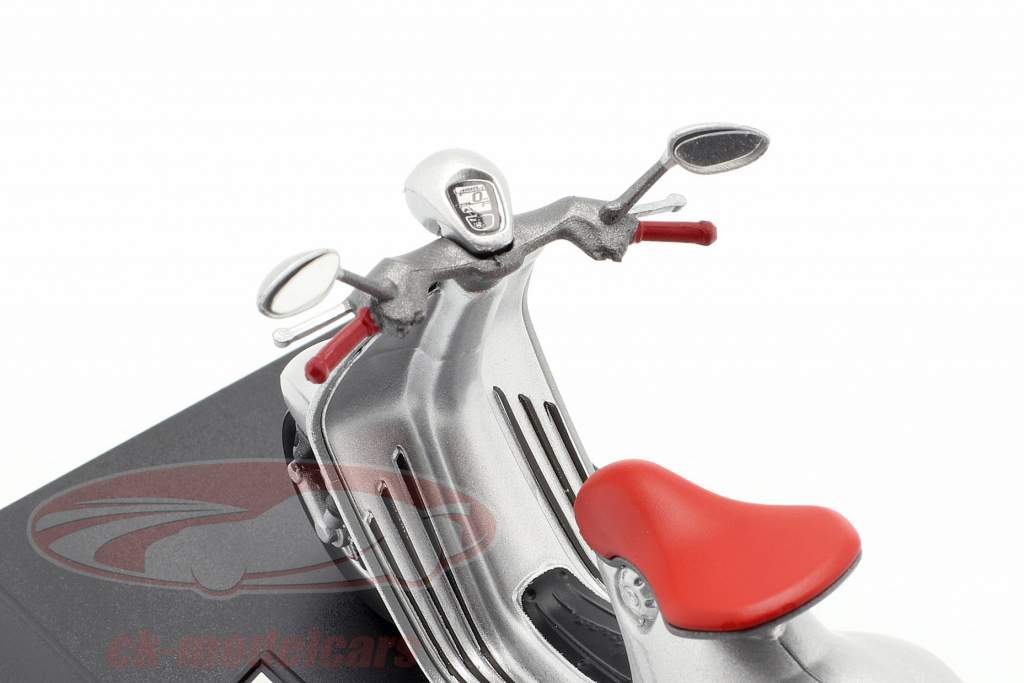 Vespa 946 anno di costruzione 2014 argento / rosso 1:18 Welly