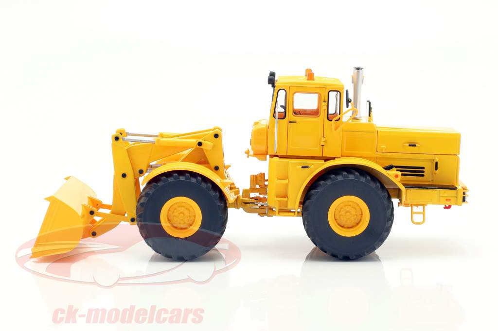 Kirovets K-700 M mit Frontschaufel gelb 1:32 Schuco