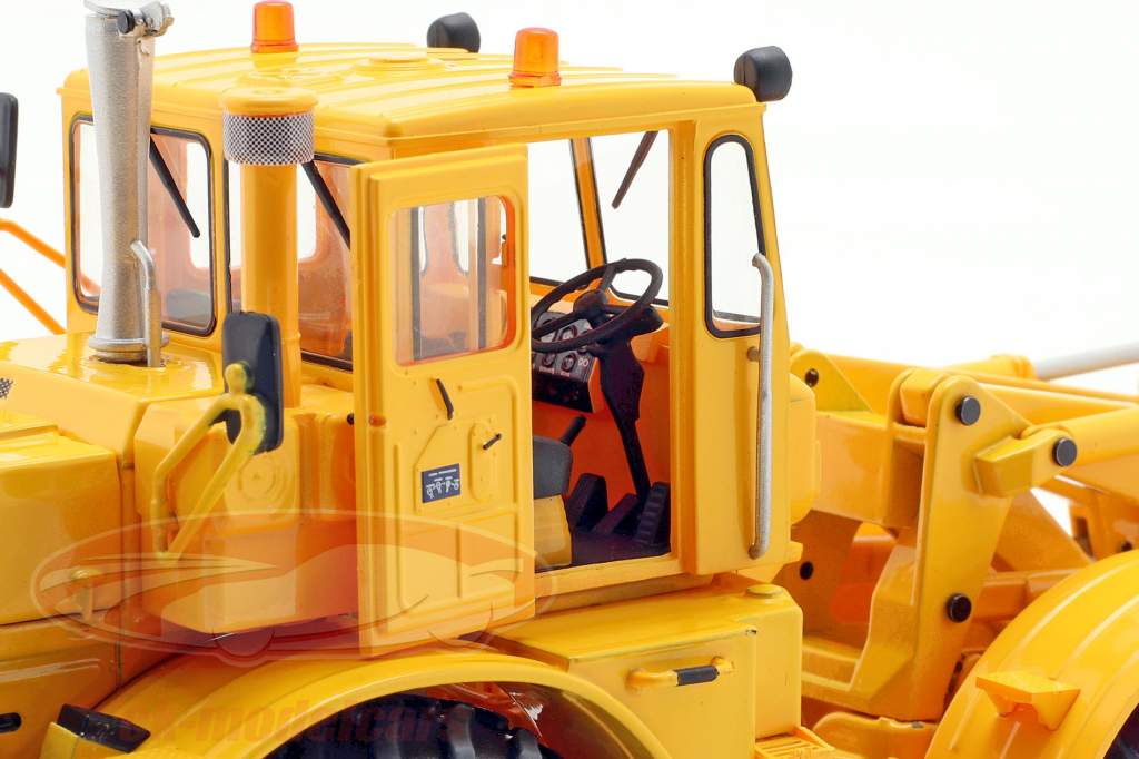 Kirovets K-700 M with front loader yellow 1:32 Schuco