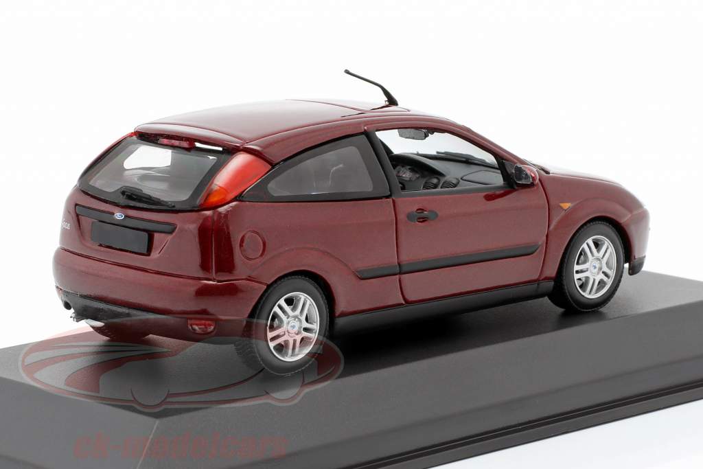 Ford Focus 3ドア 赤 メタリック 1:43 Minichamps