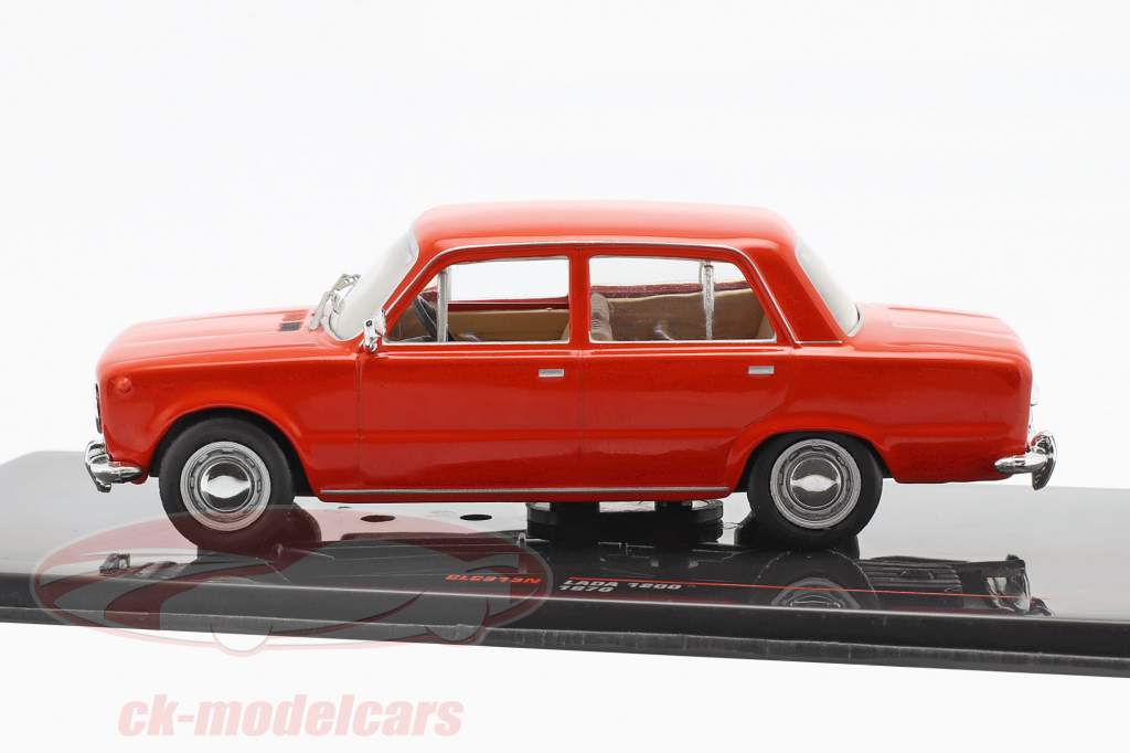 Lada 1200 année de construction 1970 rouge 1:43 Ixo