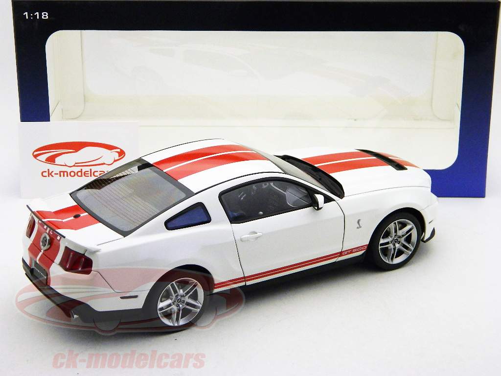 Ford Shelby GT500 blanche avec des bandes rouges Bj 2010 1:18 AutoArt