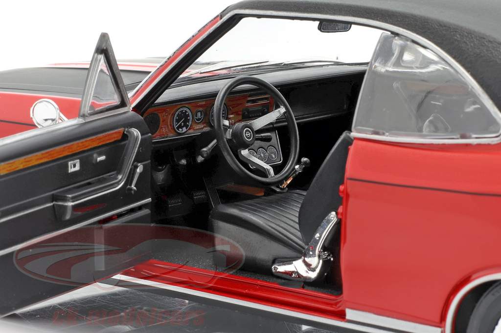 Opel Commodore GS/E красный / черный 1:18 Revell