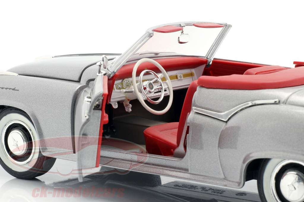 Borgward Isabella Cabriolet argento / rosso 1:18 Revell