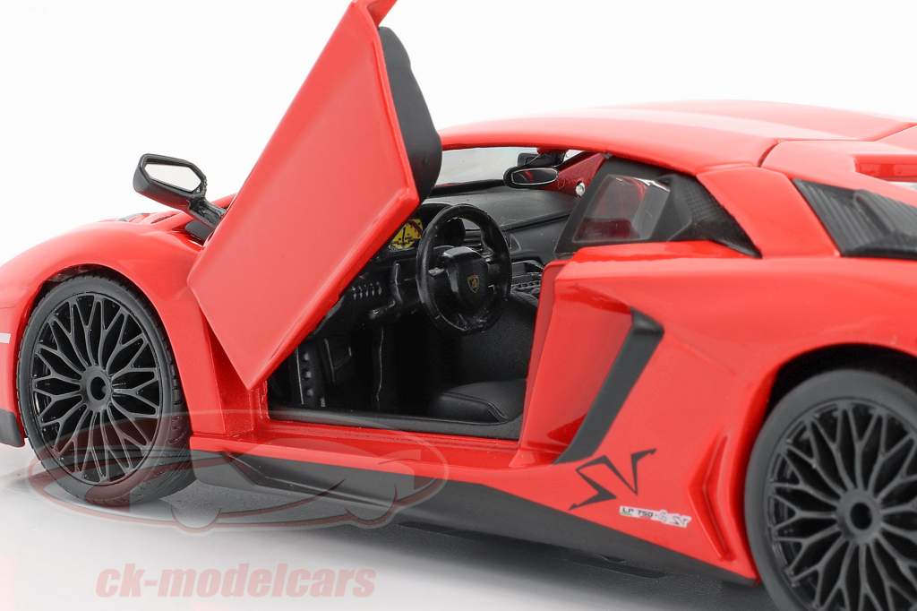 Lamborghini Aventador LP 750-4 SV rood 1:24 Bburago
