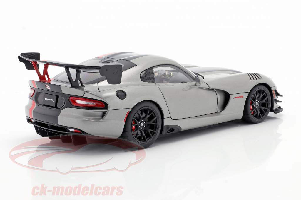 Dodge Viper ACR Año de construcción 2017 billet plata metálico / negro / rojo 1:18 AUTOart